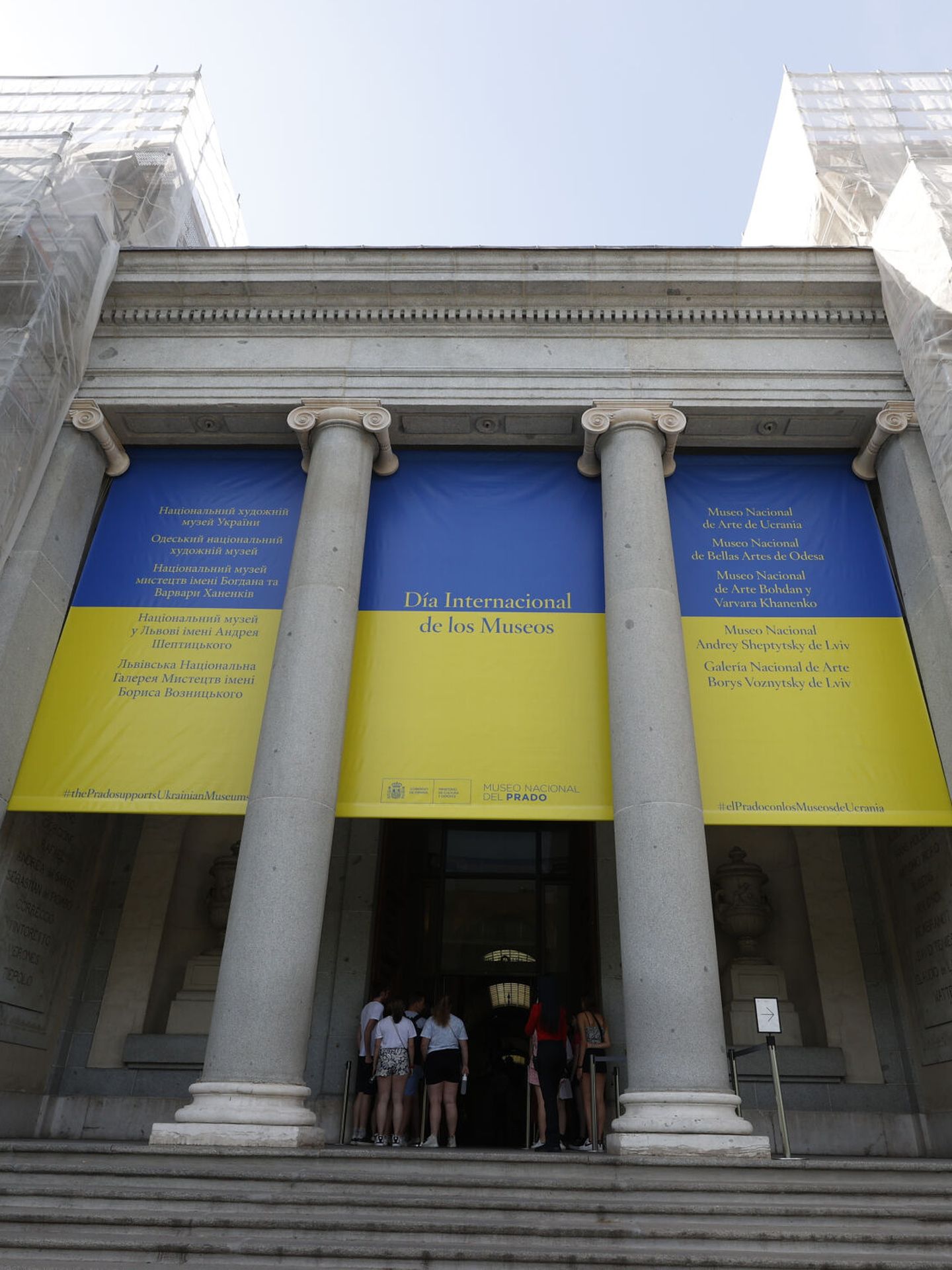 El Museo del Prado luce los colores de la bandera ucraniana en su fachada. (EFE)