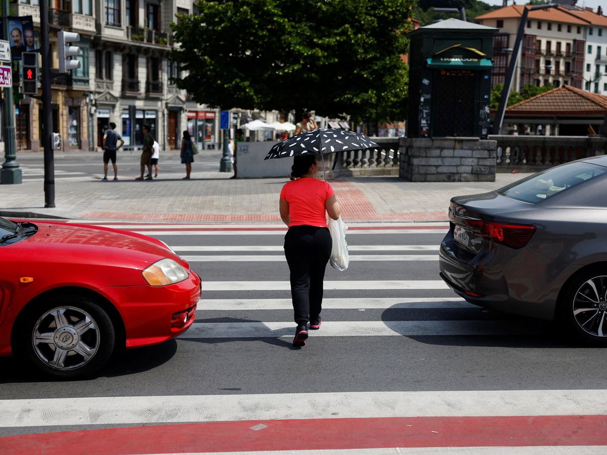 Foto: Una mujer cruzando la calle. (Reuters/Vincent West)