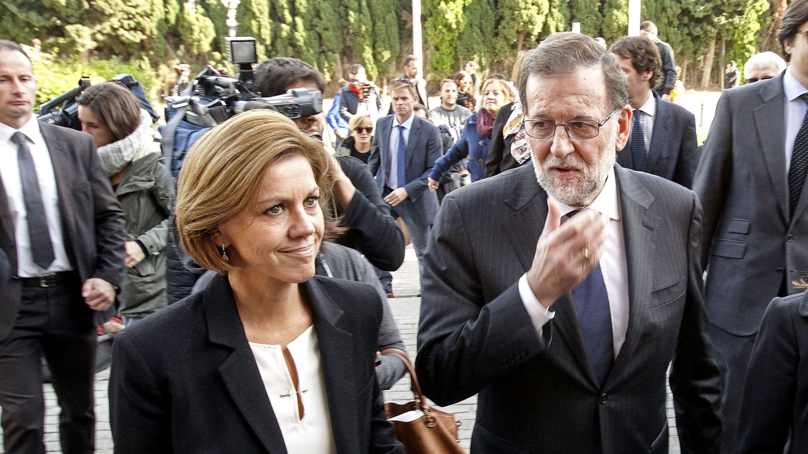 Foto: El presidente del Gobierno, Mariano Rajoy, junto a la ministra de Defensa, María Dolores de Cospedal, a su llegada al Tanatorio Municipal de Valencia. (EFE)
