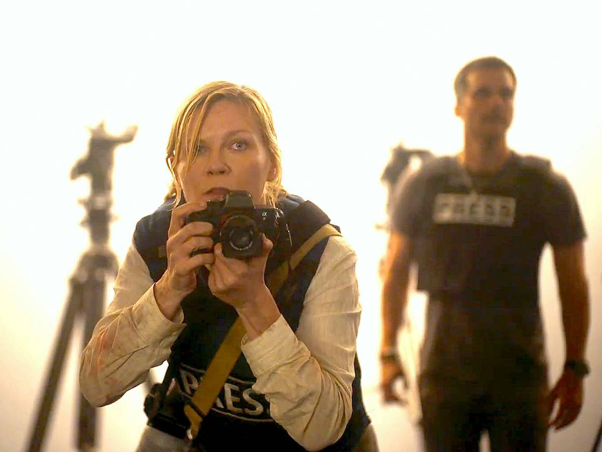 Foto: Imagen de la actriz Kirsten Dunst en la película 'Civil War' que se estrena este mes de abril en cines (A24)