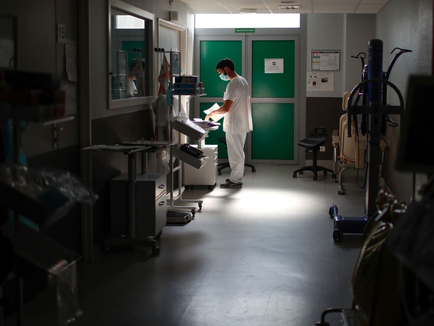 Un sanitario, en un hospital de París. (Reuters)
