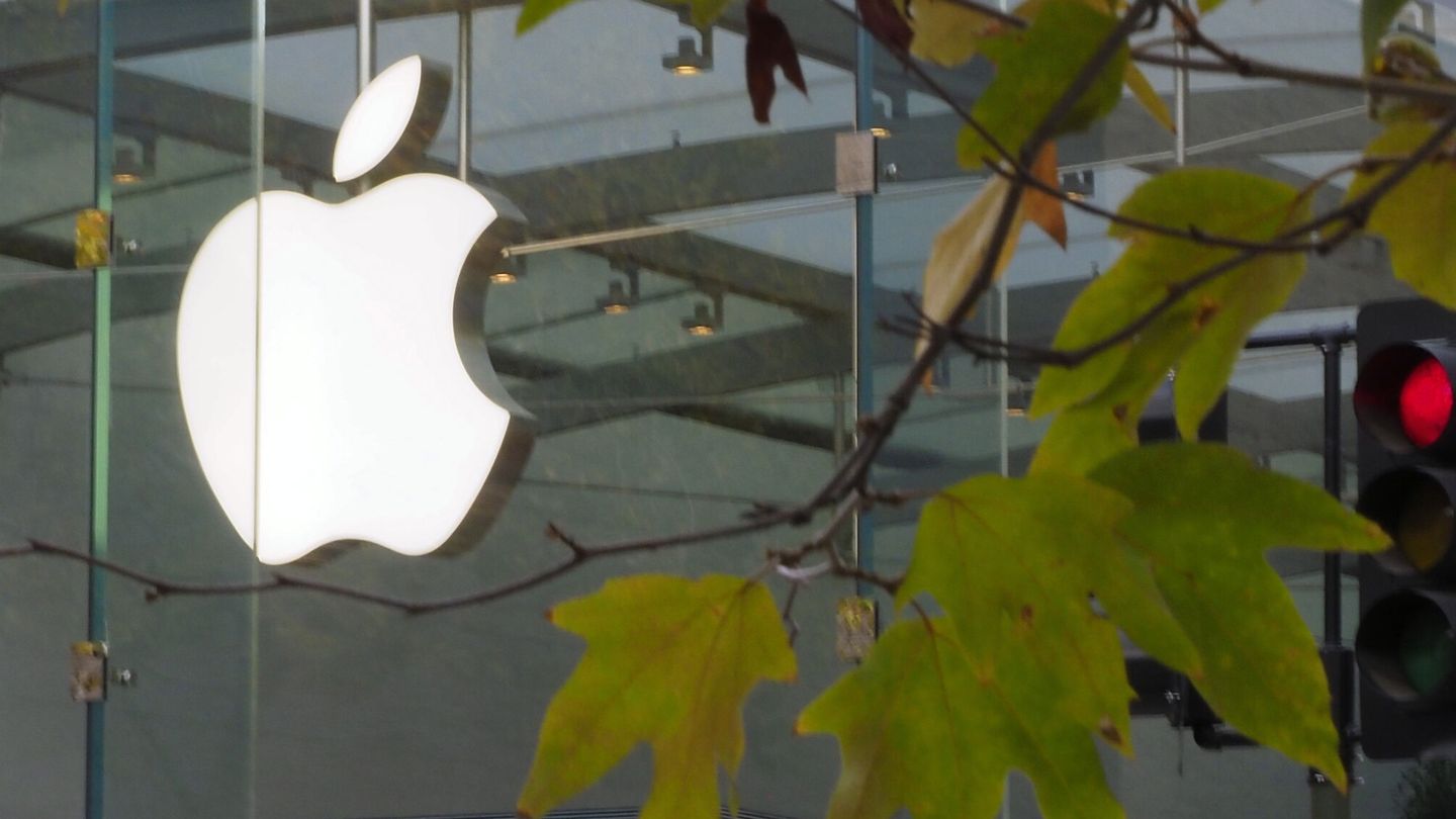 Fotografía del logo de Apple en una tienda de la compañía. (EFE / EPA JOHN G. MABANGLO)