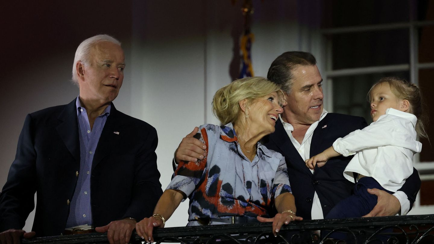 Joe Biden junto a su hijo en una foto de archivo. (REUTERS/Julia Nikhinson)