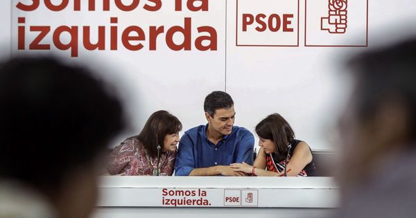 Foto: Pedro Sánchez, flanqueado por Cristina Narbona y Adriana Lastra, presidenta y vicesecretaria general del PSOE, en la ejecutiva del 19 de junio. (EFE)