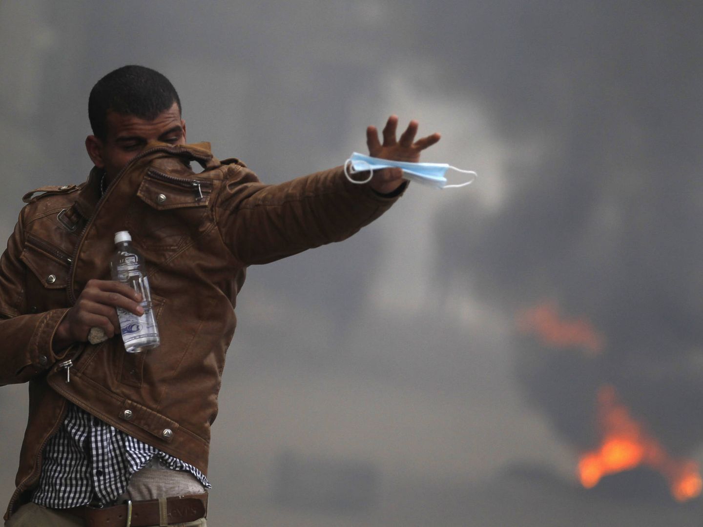 Un miembro de los Hermanos Musulmanes durante enfrentamientos con la policía en la protesta de Rabaa al-Adawiya. (Reuters) 