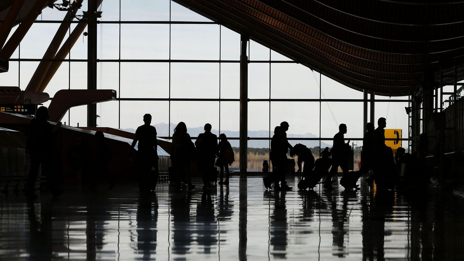 Foto: Varias personas atraviesan la terminal T4 del aeropuerto Adolfo Suárez-Madrid Barajas en Madrid. (EFE)