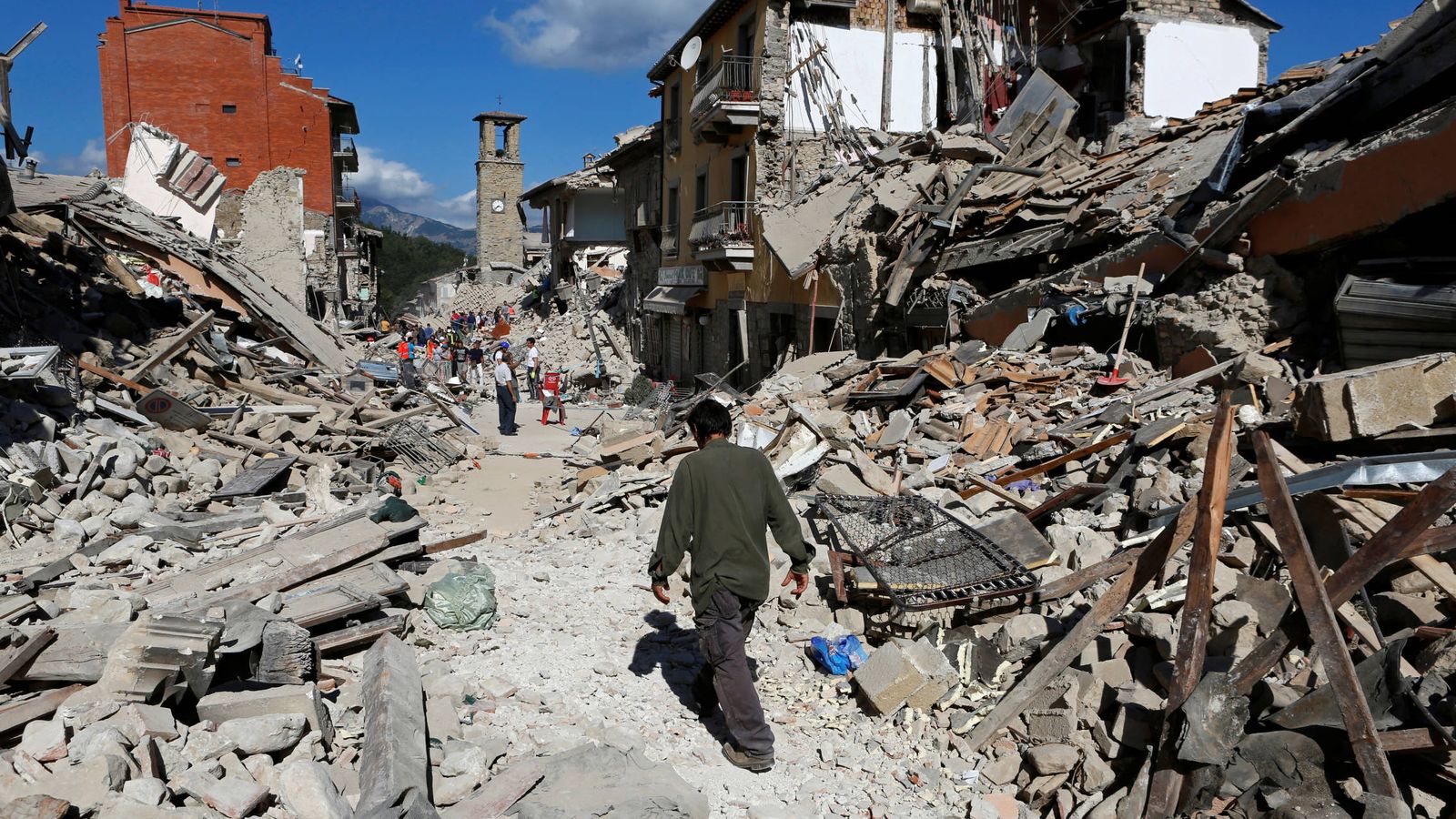 Foto: Un hombre camina entre los escombros en Pescara del Tronto, el 24 de agosto de 2016. (Reuters)