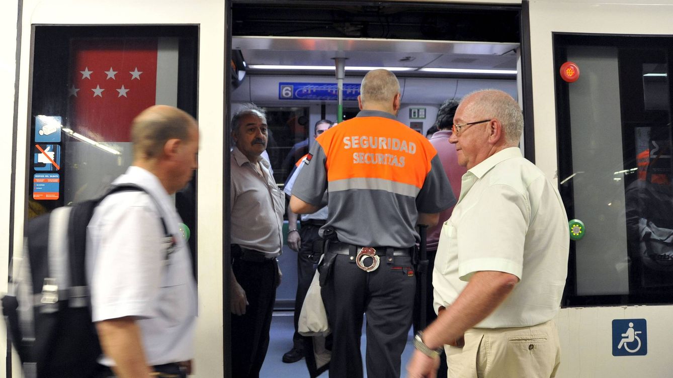 Foto: Vigilantes de seguridad entran en un vagón del Metro de Madrid. (EFE)
