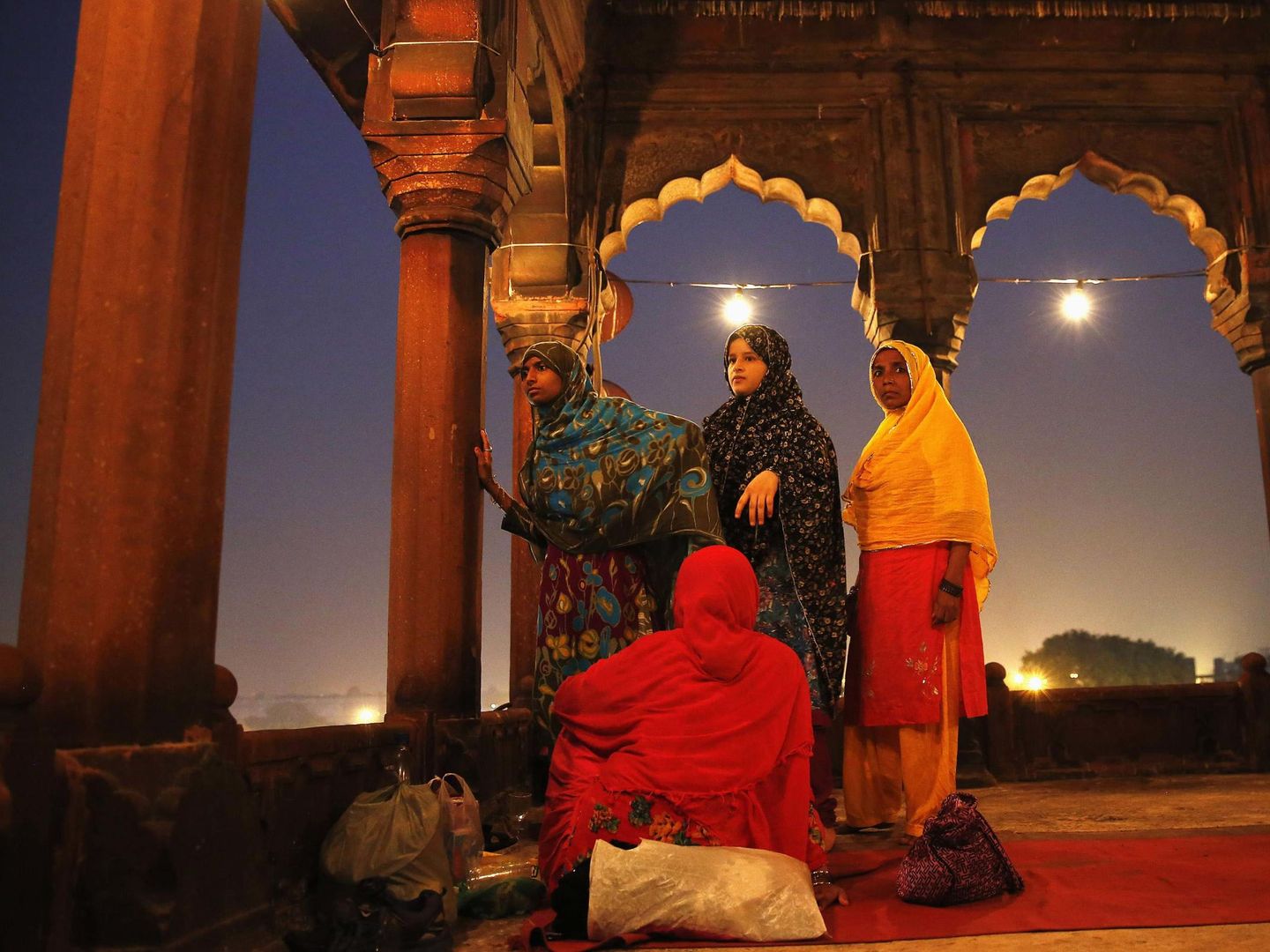Mujeres musulmanas escuchan a un imán el último día del Ramadán en Nueva Delhi, India (Reuters).