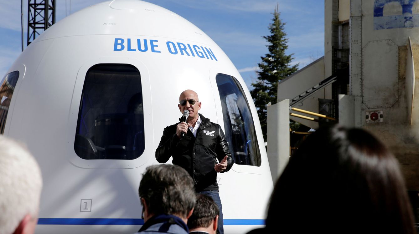 Jeff Bezos, junto a la aeronave New Sheppard, de la empresa Blue Origin. (Reuters)