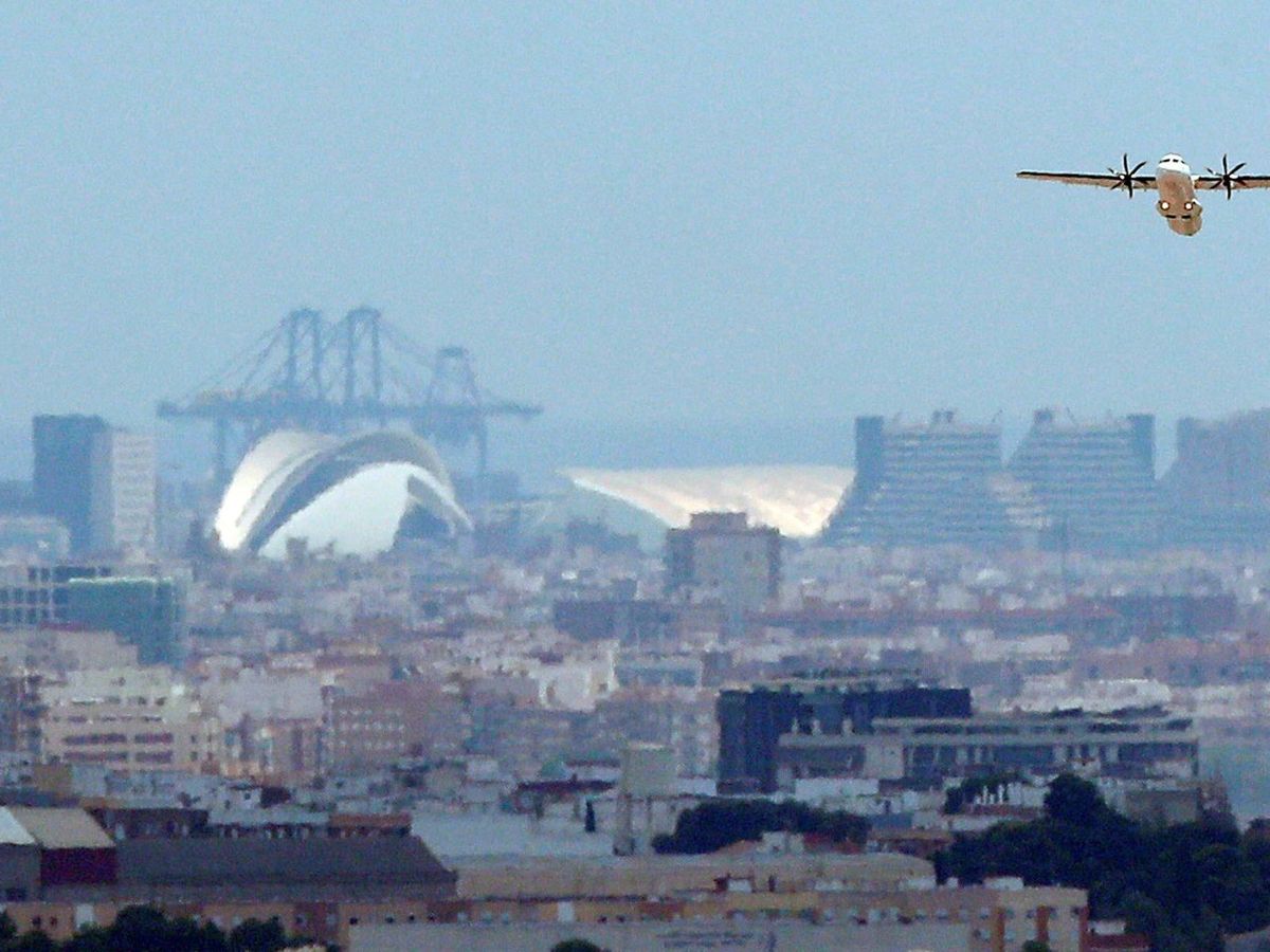 Foto: Foto de archivo de un avión comercial despegando del Aeropuerto de Valencia. (EFE)