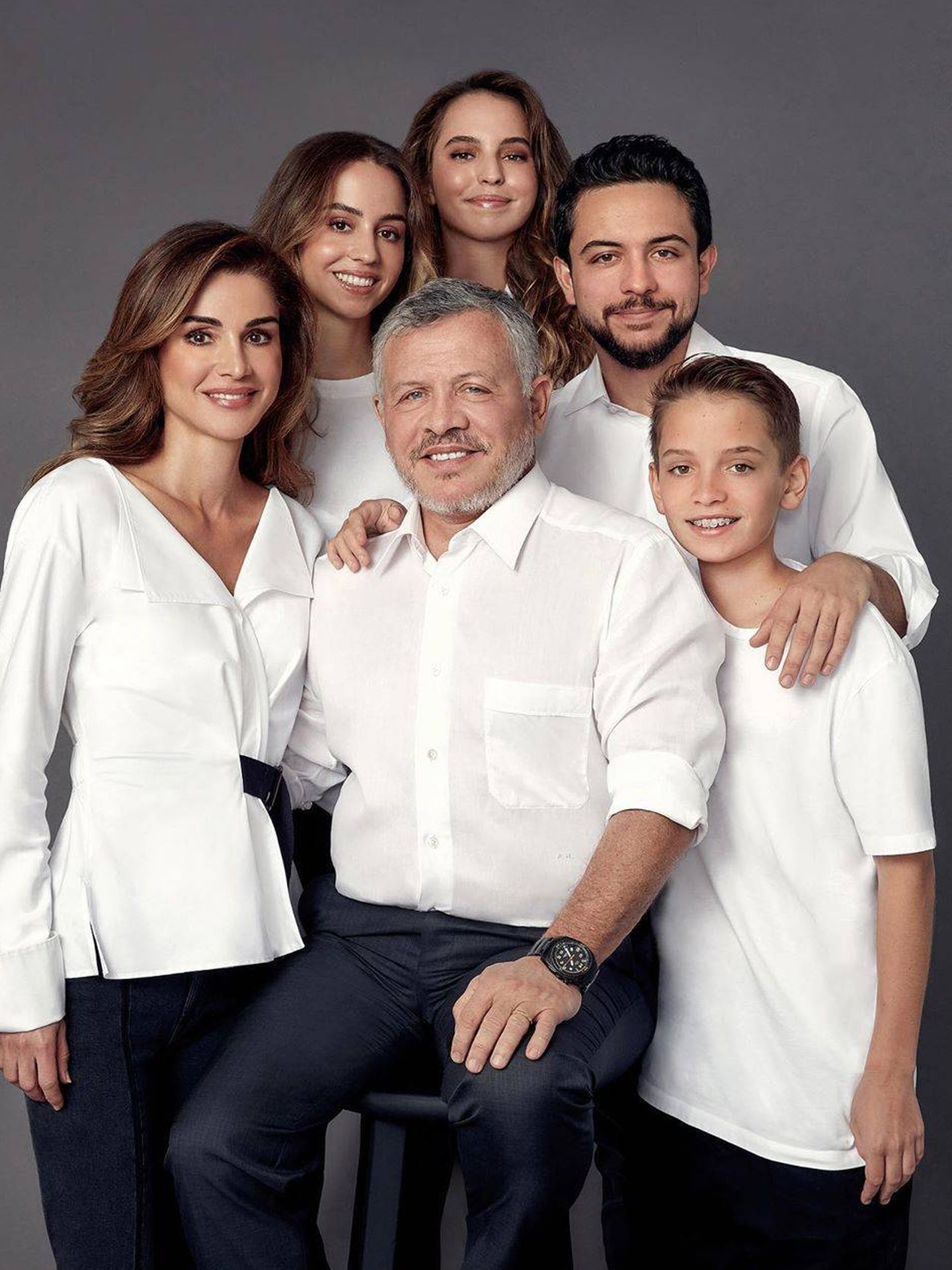 Rania y Abdalá, con sus cuatro hijos. (Instagram: @queenrania)
