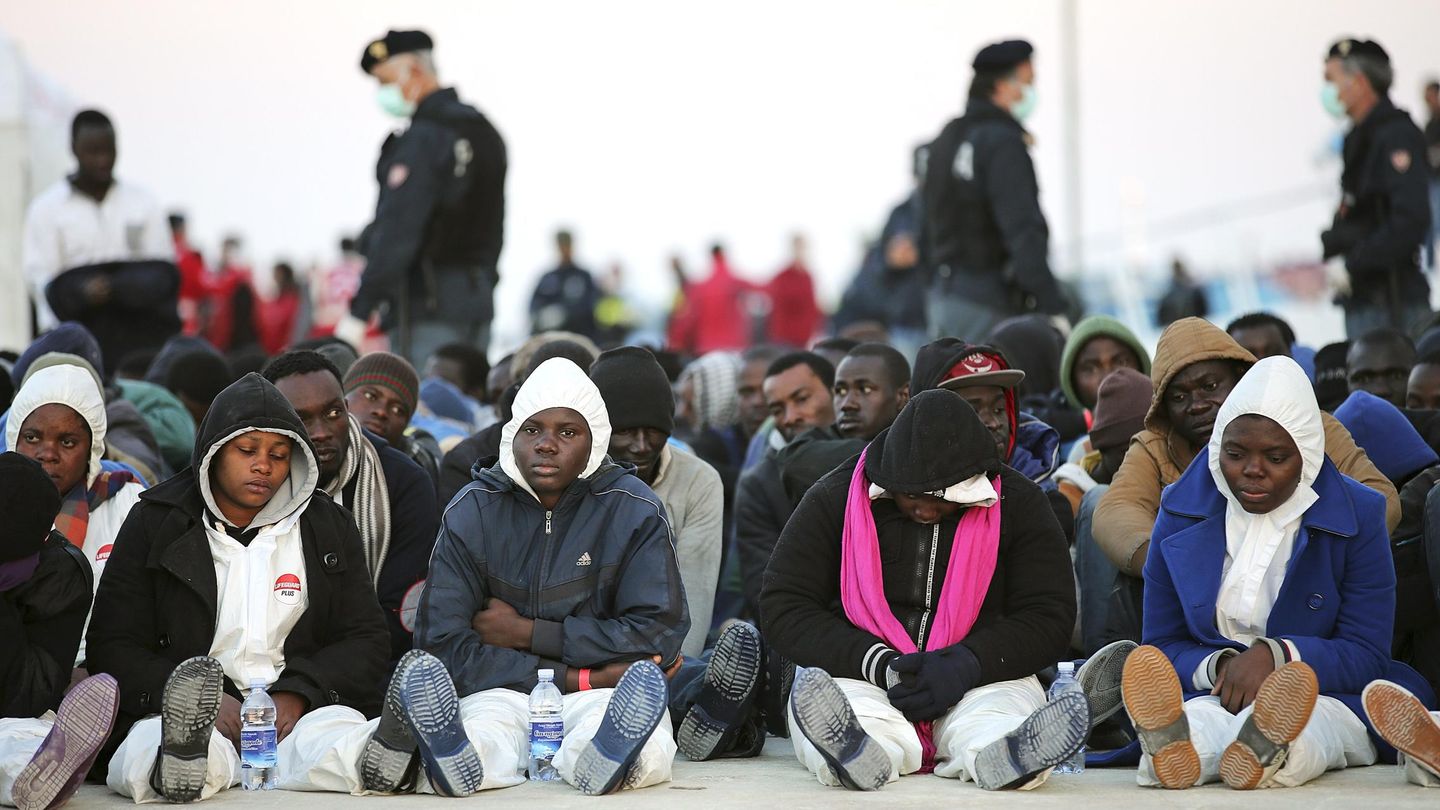 Inmigrantes descansan tras llegar a Augusta, en Sicilia (Reuters)