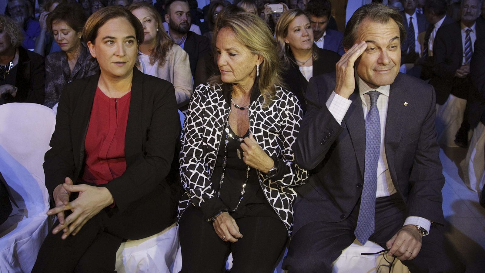Foto: La alcaldesa de Barcelona, Ada Colau, asiste con el presidente de la Generalitat, Artur Mas, y su esposa, Helena Rakosnik, a una entrega de premios. (EFE)