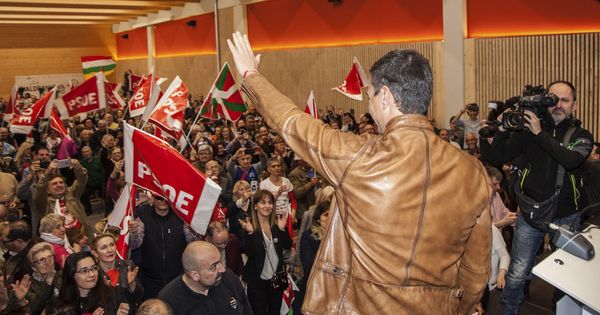 Foto: El exsecretario general del PSOE Pedro Sánchez saluda a su llegada a un acto público. (EFE)