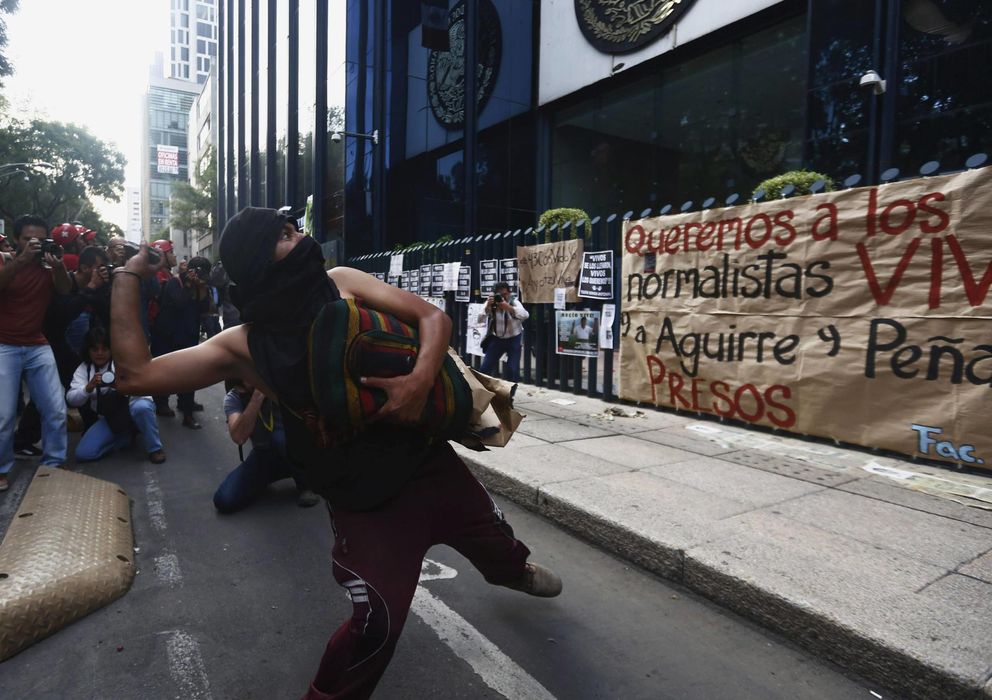 Foto: Un activista arroja una piedra durante protestas en Ciudad de México por la desaparición de los estudiantes en el estado de Guerrero. (Reuters)