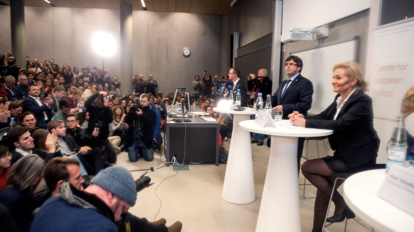 Carles Puigdemont, junto a Marlene Wind, en la famosa conferencia de enero de 2018 en Copenhague. (EFE)
