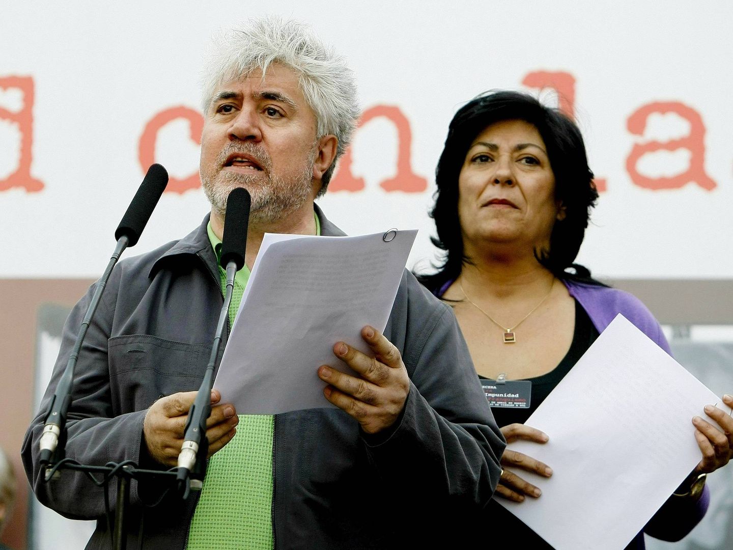 Pedro Almodóvar y Almudena Grandes, en un acto de la Plataforma contra la Impunidad del Franquismo. (EFE)