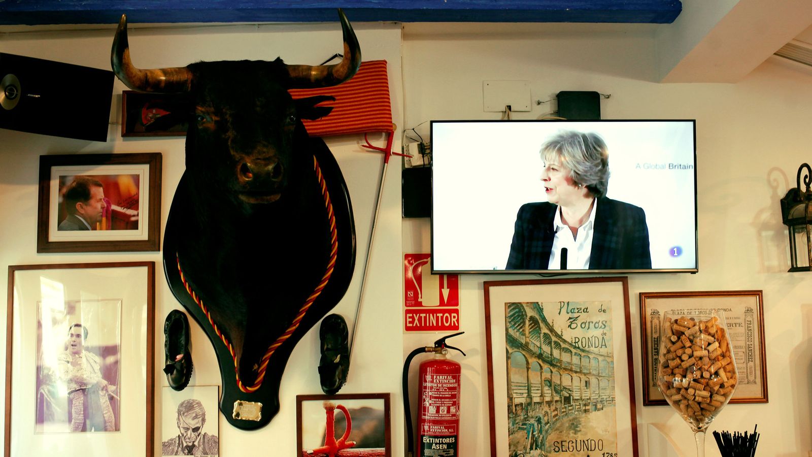 Foto: Comparecencia de Theresa May seguida desde un bar de Fuengirola. (Reuters)