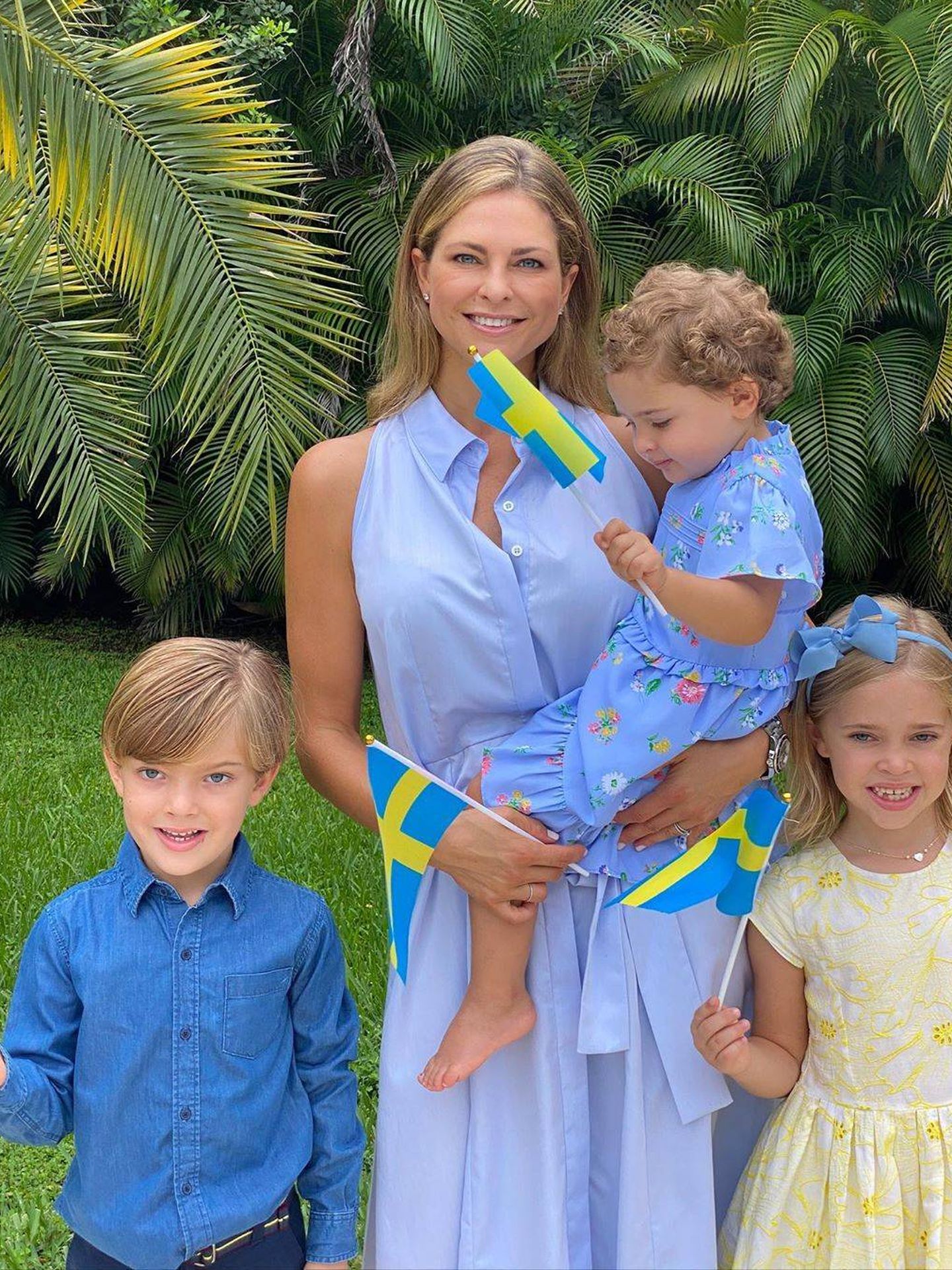 La princesa Magdalena y sus hijos,  celebrando el Día Nacional. (@princess_madeleine_of_sweden)