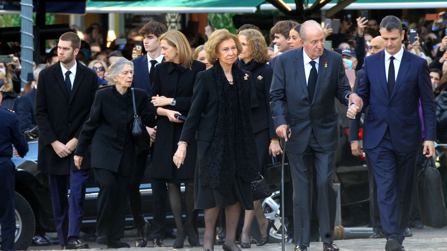 Los Reyes eméritos llegan al funeral junto a sus dos hijas y sus nietos. (EFE/VLACHOS ALEXANDROS)