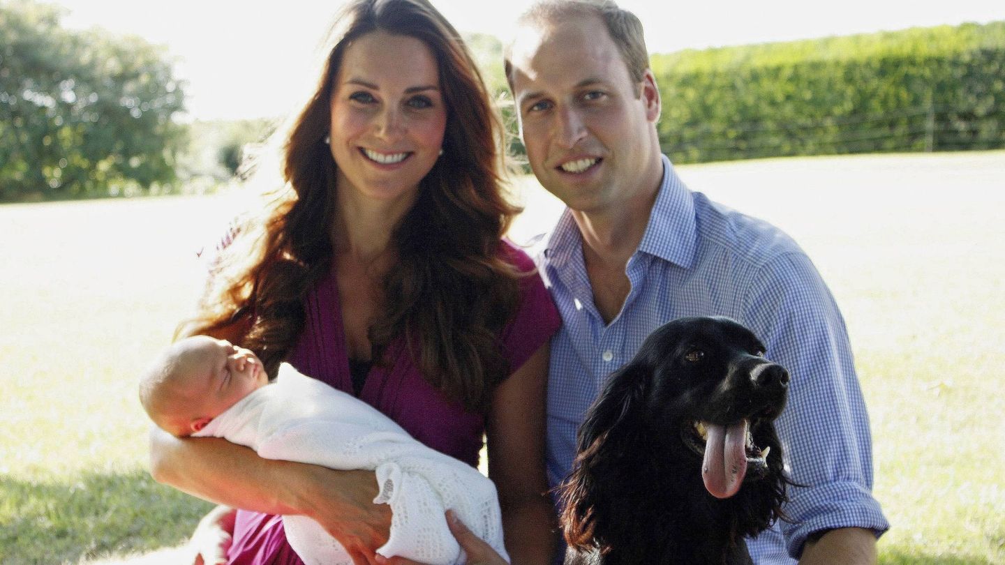 Guillermo y Kate, con el príncipe George en brazos y Lupo en 2013. (Michael Middleton, Palacio de Kensington)