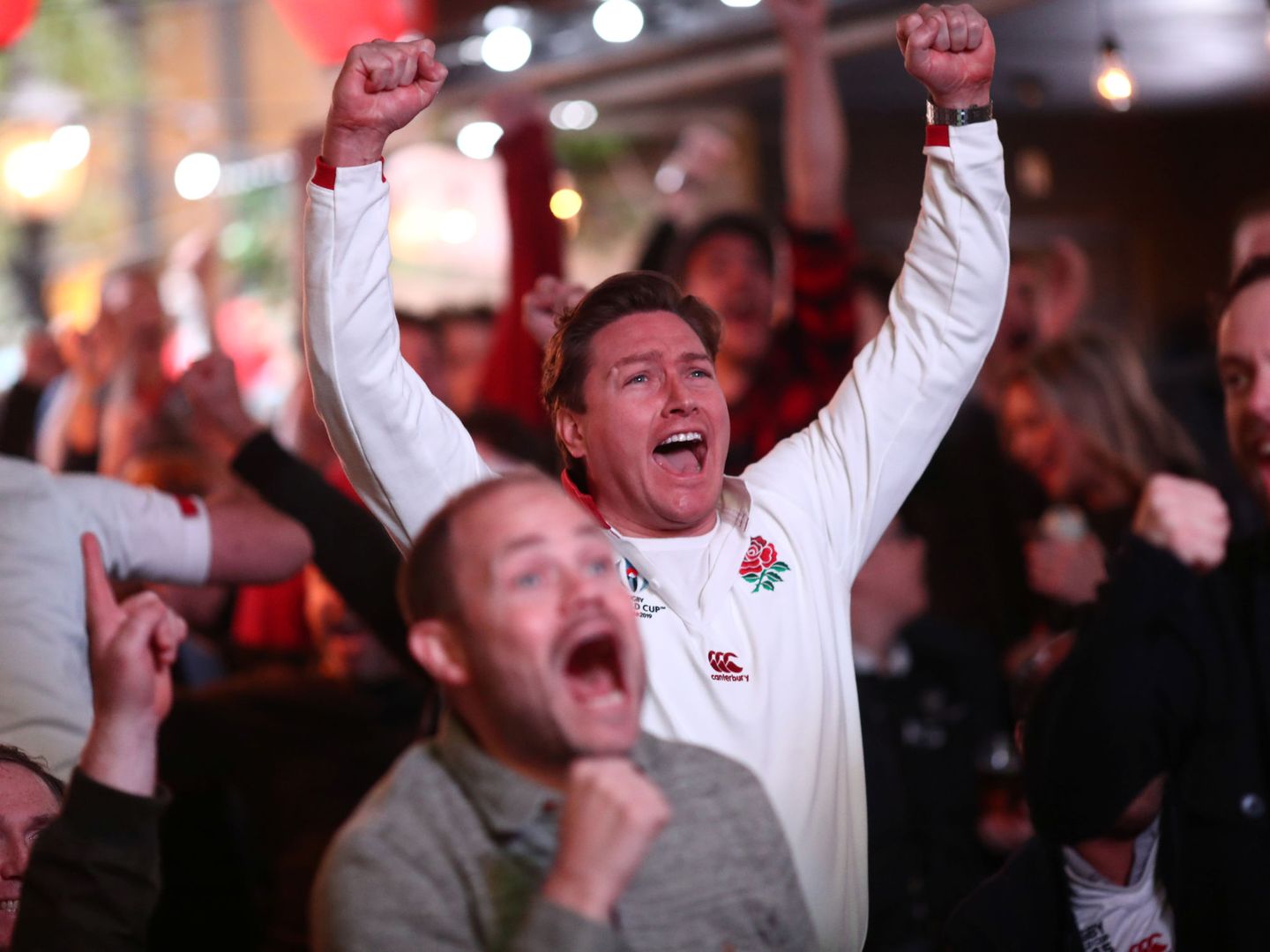 Aficionados ingleses celebran el pase histórico a la final de su selección. (Reuters)