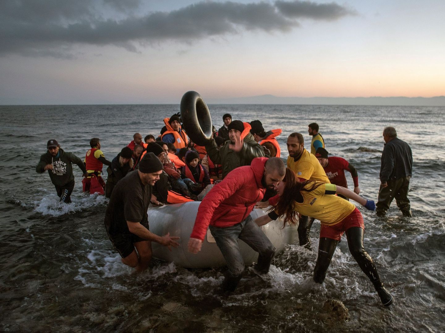 Llegada de refugiados a la costa de la isla griega de Lesbos. (EFE)