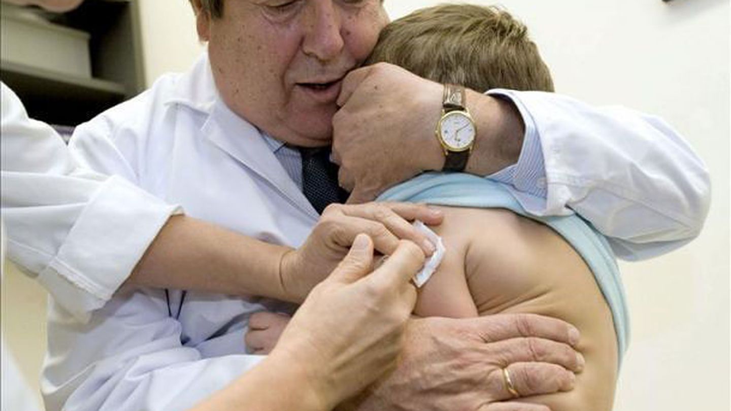 Un pediatra, en consulta. (Efe)