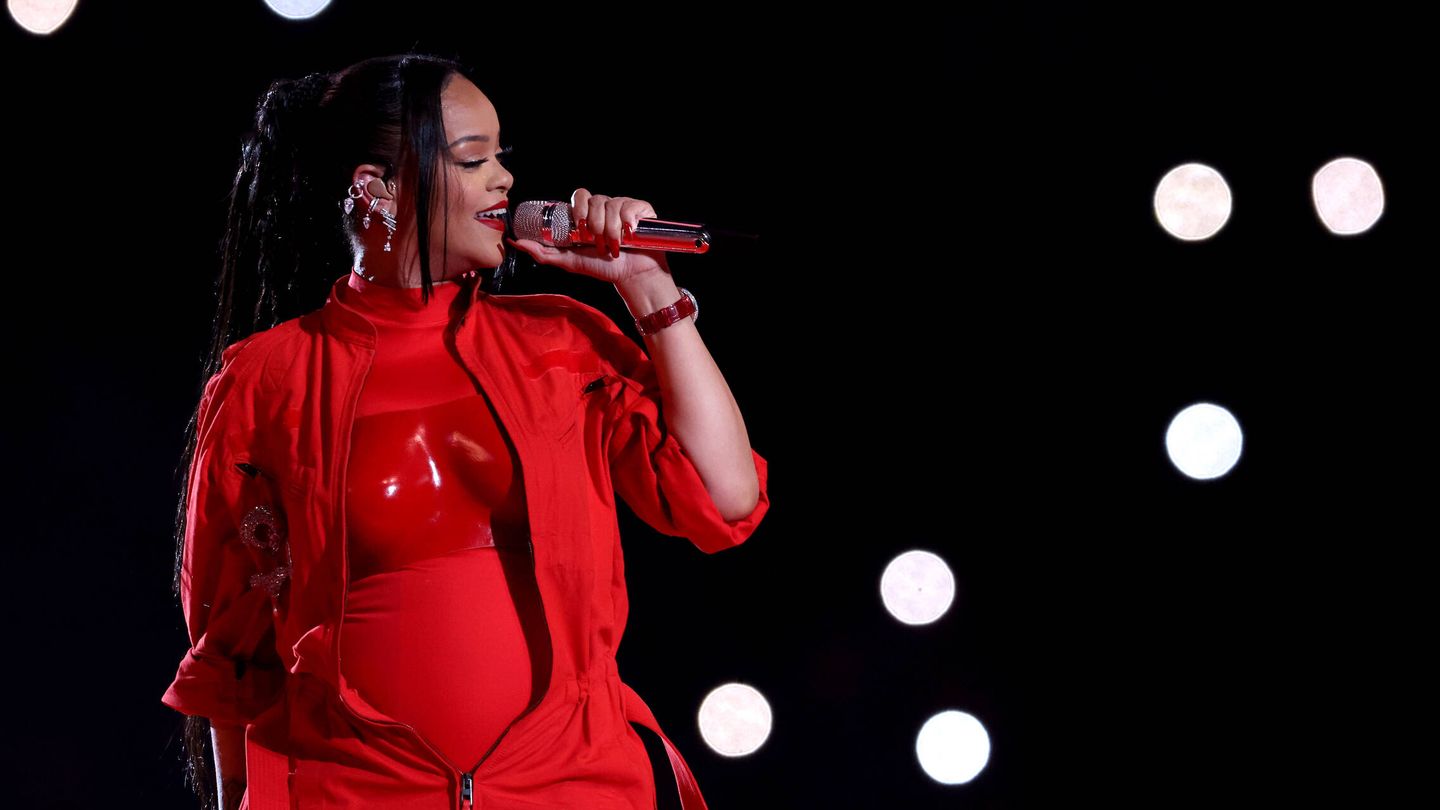 Rihanna, con labial Fenty Icon Velvet Liquid Lipstick en rojo mate durante el intermedio de la Super Bowl. (Getty/Gregory Shamus)