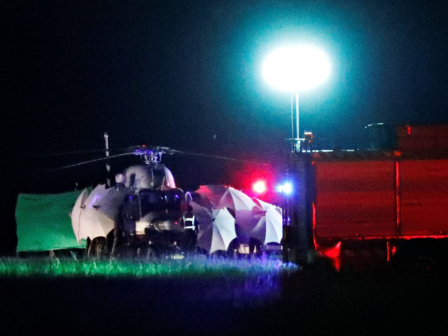 El helicóptero que transportaba a los últimos evacuados de la cueva de Tham Luang aterriza en un aeropuerto militar en Chiang Rai, el 10 de julio de 2018. (Reuters)