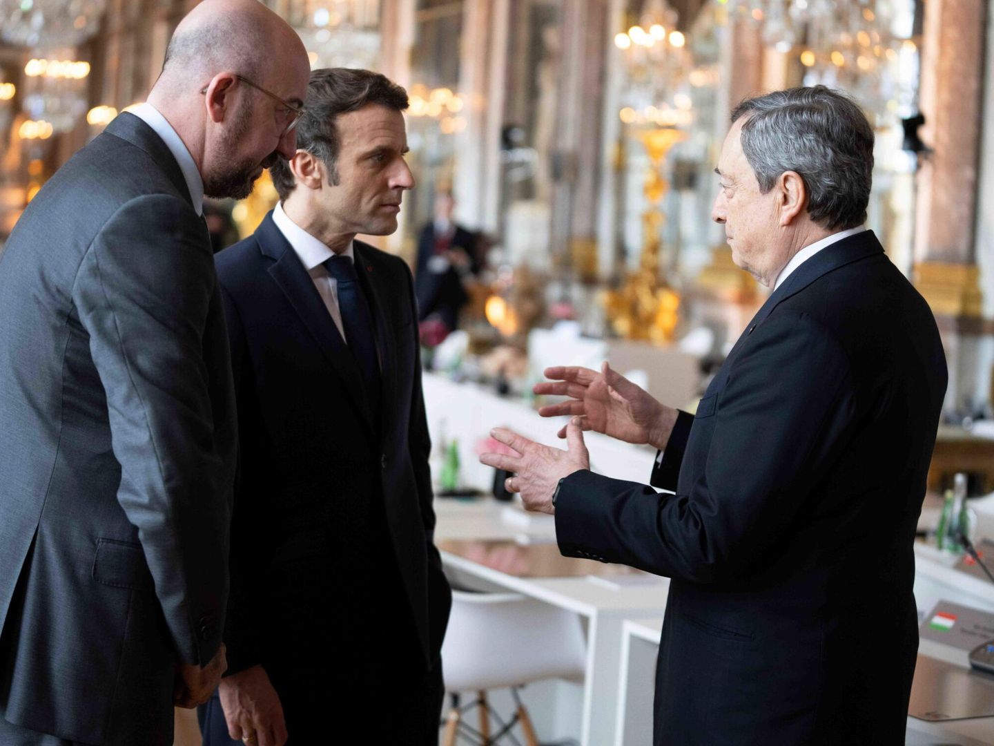 El líder francés, el presidente del Consejo Europeo y el primer ministro italiano hablan durante un Consejo Europeo en Francia. (EFE)
