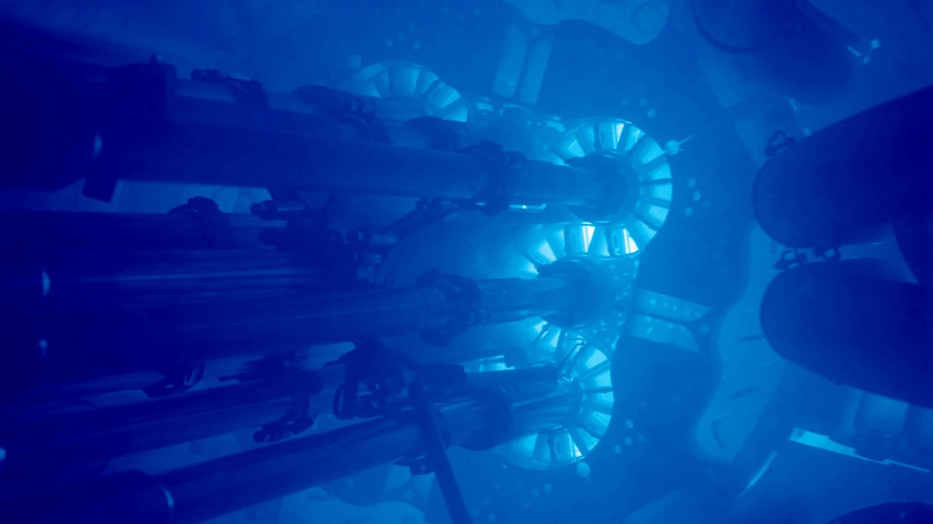 Foto: El brillo azul de la radiación de Cherenkov en un reactor nuclear, una de las formas en que se pueden detectar los hipotéticos taquiones. (Laboratorio Nacional Argonne)