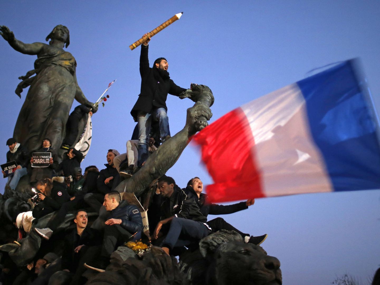 Marcha en las calles de París en tributo a las víctimas del ataque a 'Charlie Hebdo'. (Reuters) 