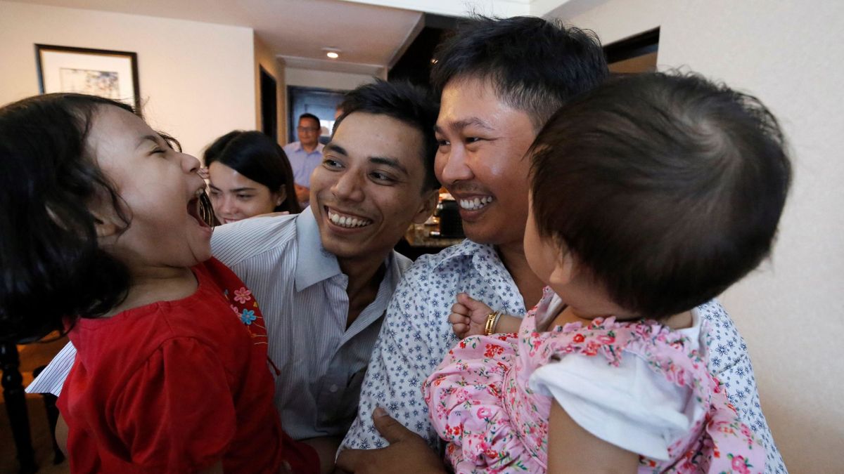 Birmania libera a los dos periodistas de Reuters con un perdón presidencial
