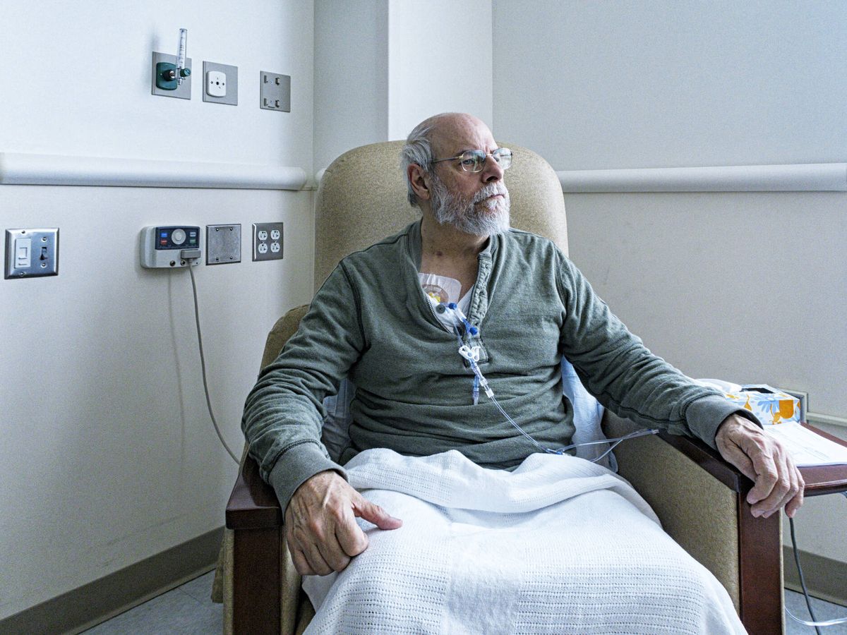 Foto: Un paciente en la sala de quimioterapia. (iStock)