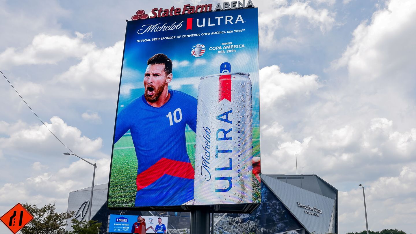 Cartel de un patrocinador de la Copa América con Messi como protagonista. (EFE)