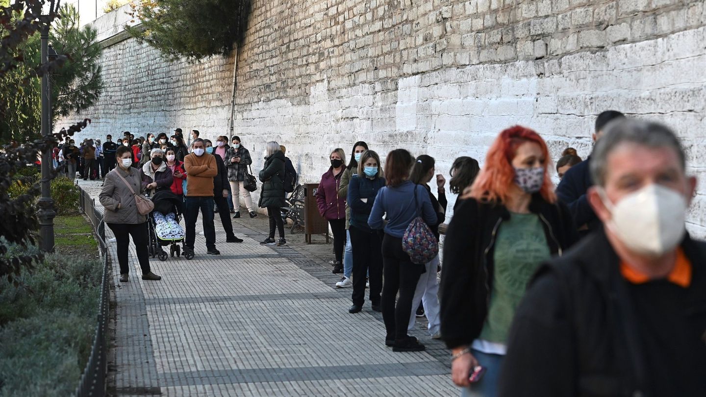 Varias personas esperan para realizarse un test serológico en Torrejón de Ardoz. (EFE) 