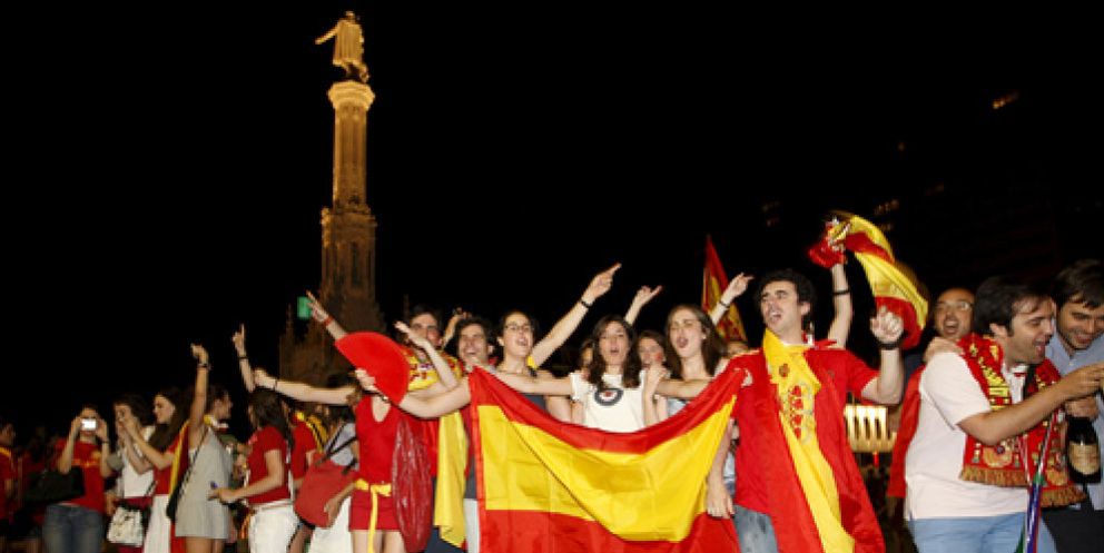 Foto: Resaca 'monumental' en Madrid: mutilan una de las figuras de la estatua de Colón