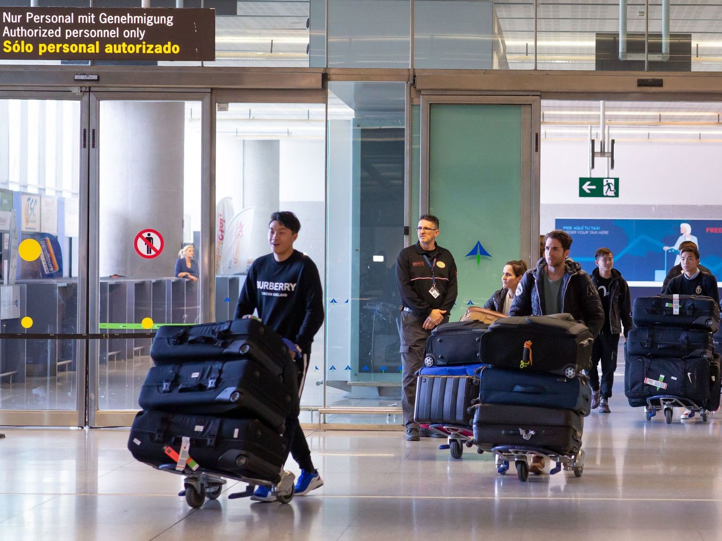 Los jugadores del Wuhan Zall a su llegada a Málaga. (EFE)