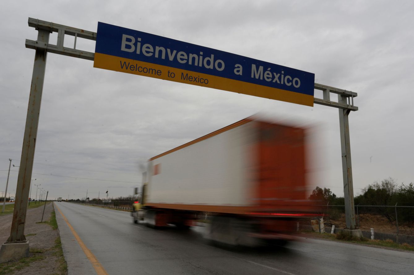 Un camión cruza la frontera entre México y EEUU en Nuevo Laredo, el 28 de enero de 2017 (Reuters)