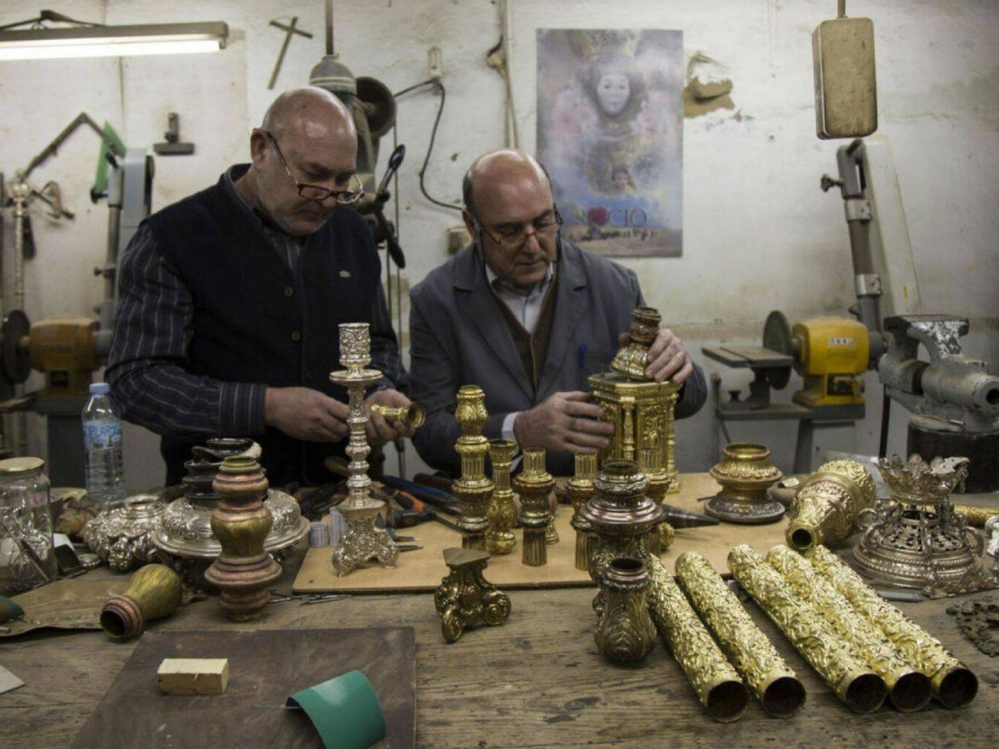 Los prestigiosos hermanos Delgado trabajan en su taller de orfebrería Sevilla.