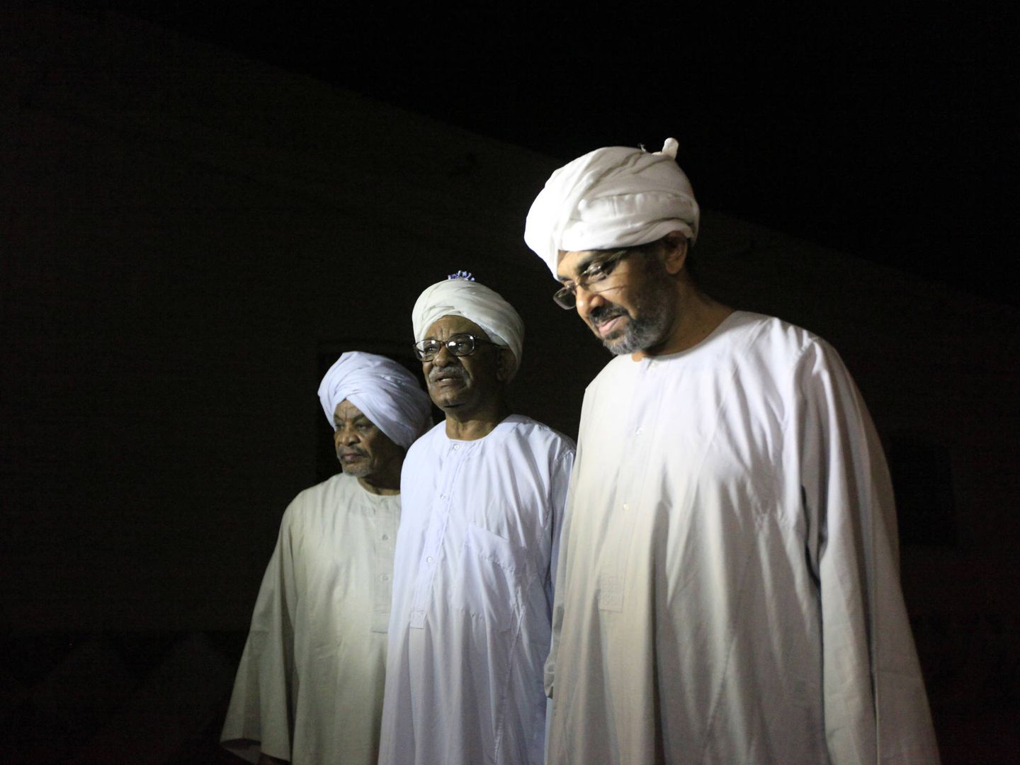 Presos políticos abandonan la prisión de Kober, en Jartum, por orden del presidente Al-Bashir, en abril de 2013.