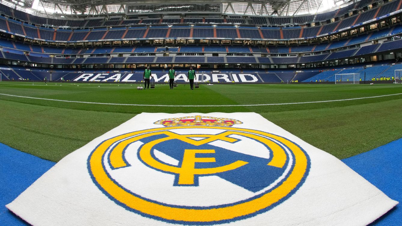 Foto: Escudo del Real Madrid en el nuevo Santiago Bernabéu. (Getty/Ángel Martínez)