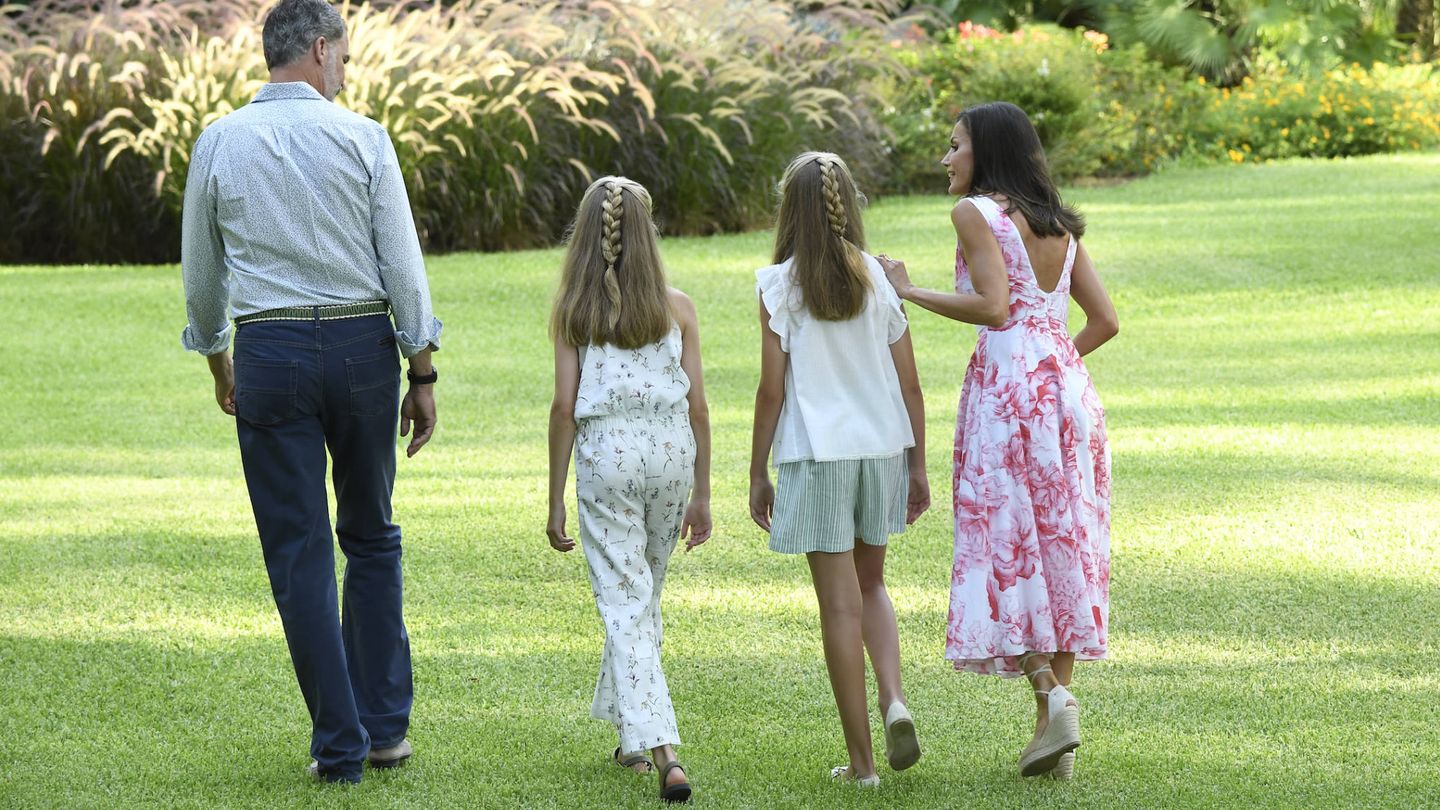 Felipe y Letizia caminan junto a sus hijas al punto donde van a posar. (Limited Pictures)