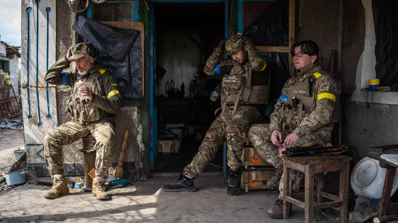 Foto: Artilleros del Ejército ucraniano apuran el café antes de salir en misión para disparar sobre posiciones rusas. Foto: Fermín Torrano.