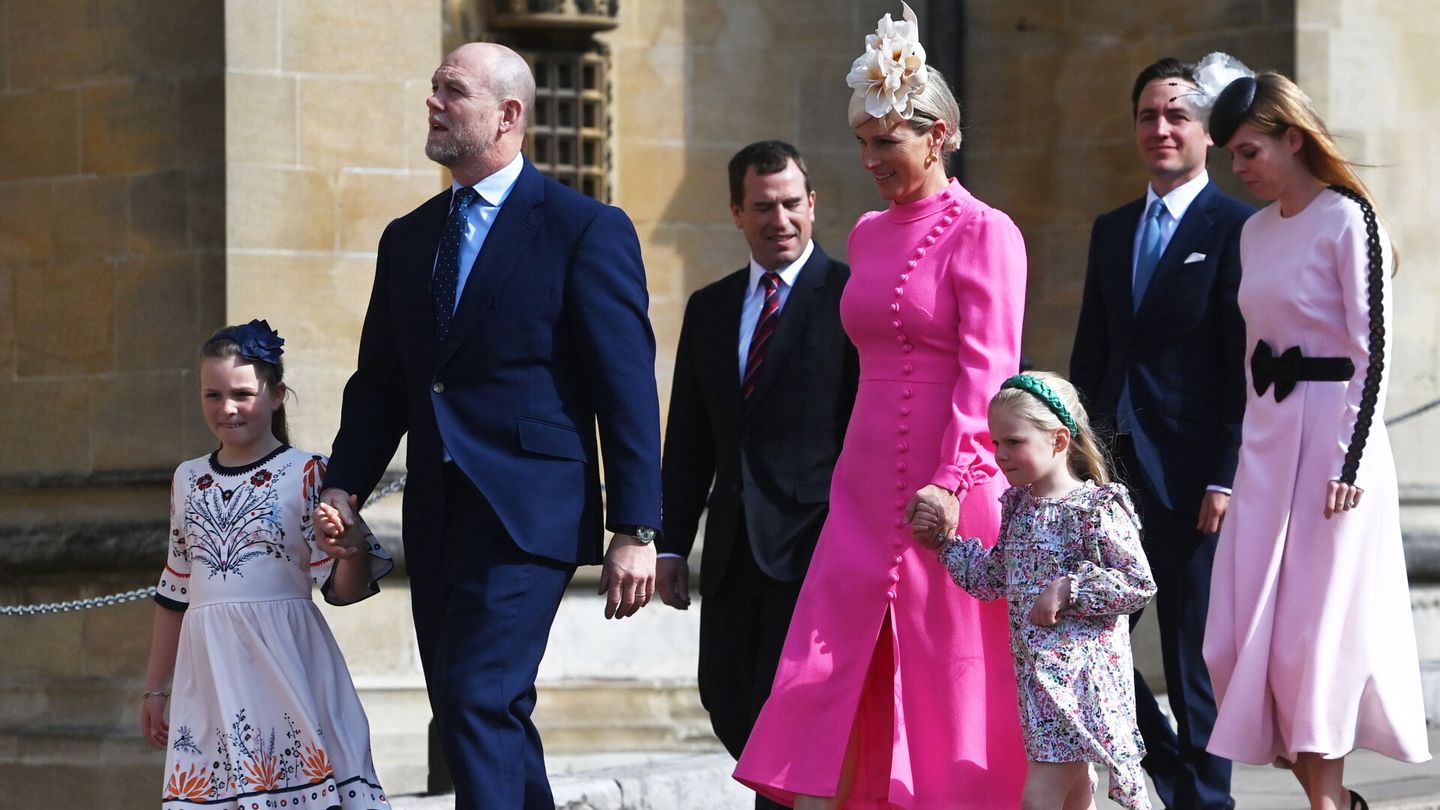 Zara Tindall y Mike Tindall con sus dos hijas mayores, Mia Grace y Lena. Por detrás, la princesa Beatriz con su marido. (EFE/Neil Hall) 