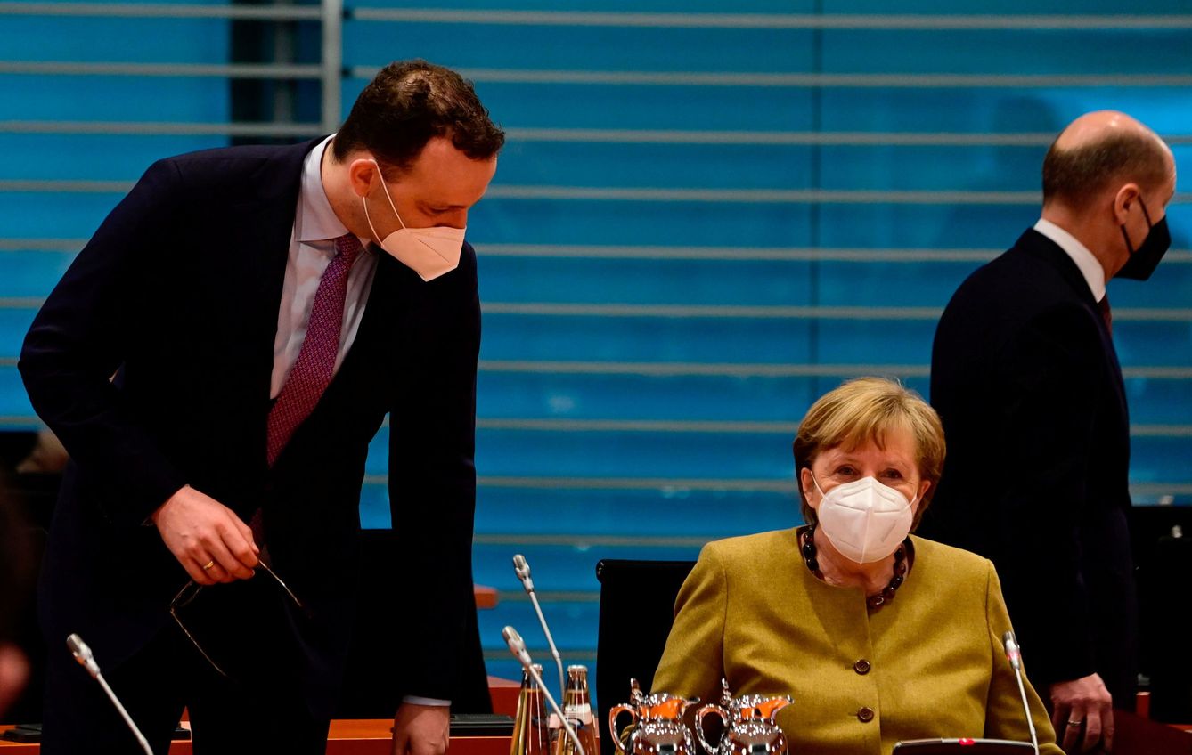 Angela Merkel y Jens Spahn, ministro de Sanidad germano. (Reuters)