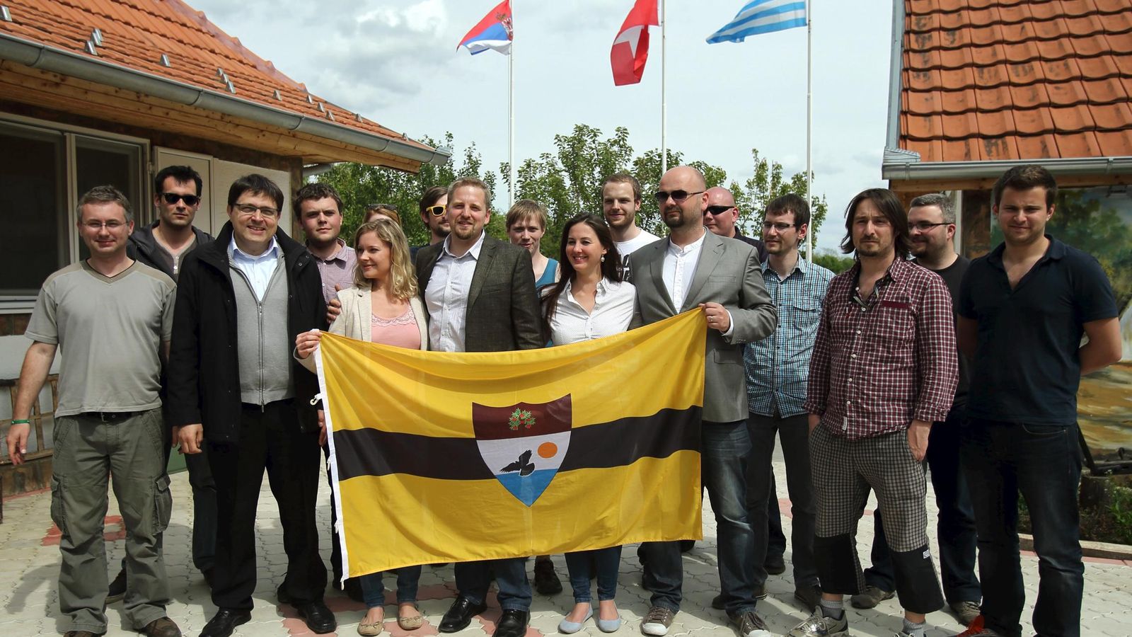 Foto: Vít Jedlička, el autoproclamado presidente de Liberland, en el centro. (Reuters)
