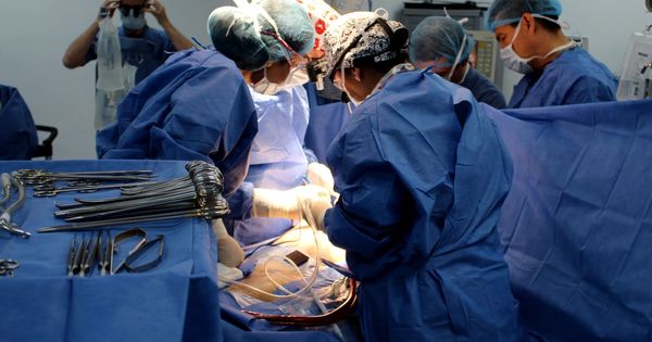 Foto: Se enfrentan a 6 meses de prisión dos cirujanos por dejar una gasa en el abdomen de una paciente (Efe)